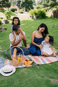 草坪野餐共享天伦乐