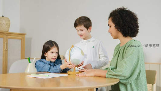 老师引导学生探索地球仪学习