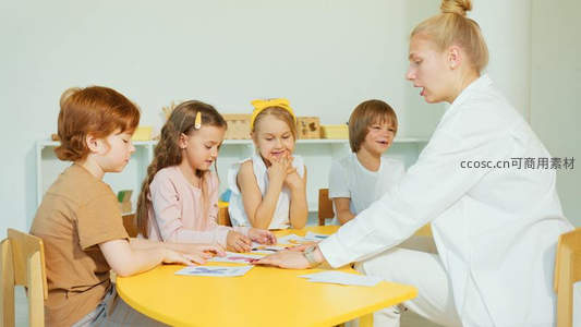老师与孩子们在教室互动学习