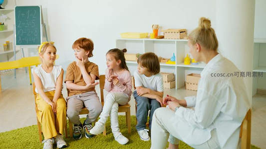 老师带领儿童小组讨论学习