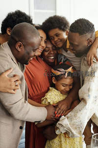 多代家庭亲密拥抱欢聚时刻