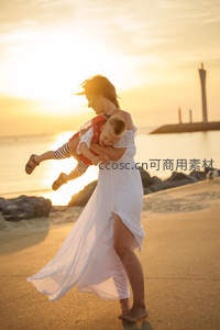 夕阳海滩母子嬉戏温馨瞬间