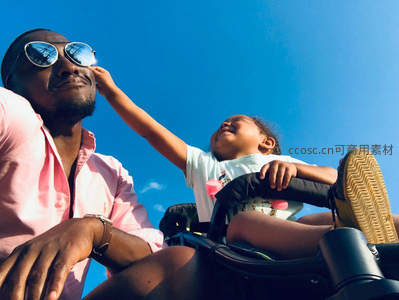 父亲与轮椅上的孩子共享蓝天