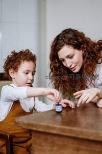 母子温馨互动共玩小玩具