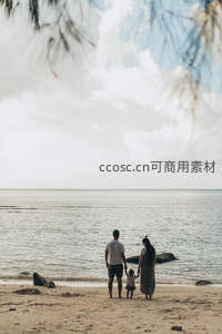 沙滩上全家背影，共赏无垠海天