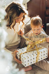 母子共拆圣诞礼物温馨满屋