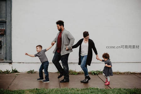 四口之家牵手漫步，街头洋溢欢声笑语