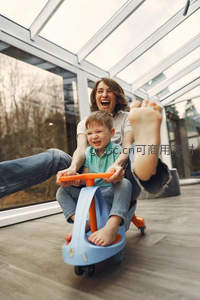 母子骑玩具车室内欢乐时光