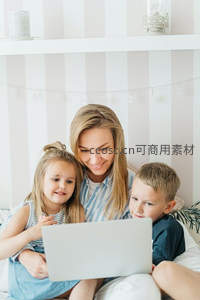 母子共用笔记本电脑温馨时刻