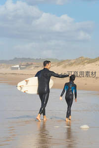 父子沙滩漫步共享冲浪前的宁静时光