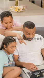 父子共学用电脑，知识探索乐融融