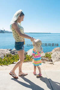母女海边漫步共享亲子欢乐时光