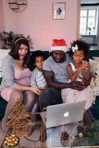 全家圣诞夜围坐沙发视频团聚