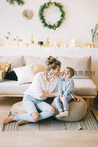 客厅里母子亲昵对视，节日装饰添暖意