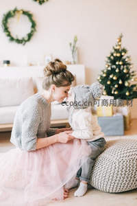 温馨圣诞时刻母子亲昵相拥