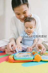 妈妈陪宝宝玩益智玩具学习