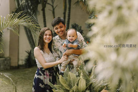 热带庭院中的幸福三口之家