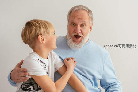 祖孙嬉戏瞬间充满欢乐惊喜