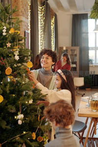 温馨家庭共饰圣诞树欢度佳节