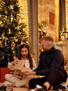 父亲陪女儿拆圣诞礼物惊喜瞬间