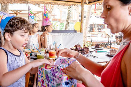 生日派对上孩子们拆礼物享甜蜜