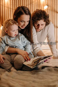 父母陪孩子专注阅读绘本故事