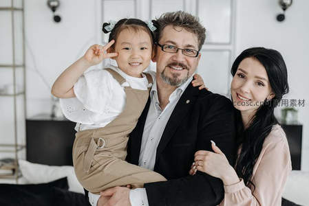 幸福三口之家温馨合影留念