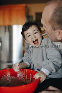 厨房欢乐时光，父子共做甜蜜烘焙