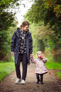 林间小径牵手漫步，母女共享秋日暖阳