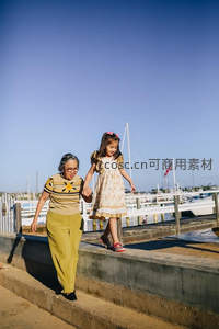 祖孙牵手漫步码头，共享温馨午后时光