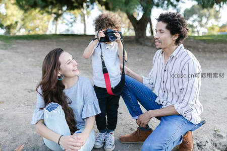 亲子时光：孩子手持相机记录家庭欢乐瞬间