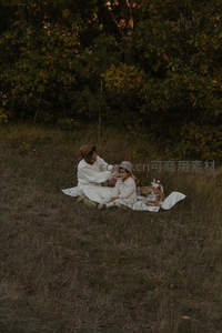 秋日林间野餐：母子共享宁静时光