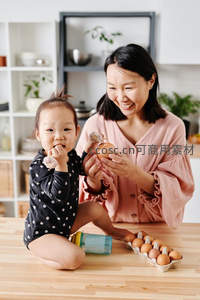 厨房温馨时光，母女共度欢乐早餐