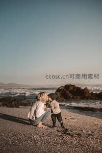 海边亲吻时刻，母子共享爱意瞬间