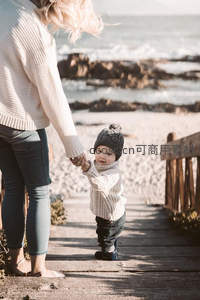 牵手小步走，海边木桥相伴