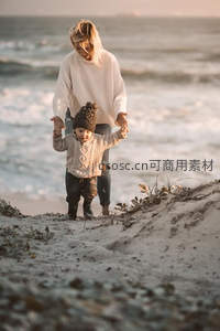 沙滩牵手行，夕阳映童真