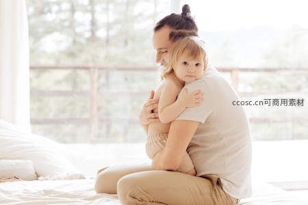 父亲床上温柔拥抱幼童