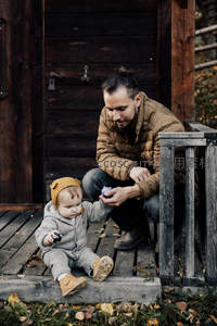 木屋台阶前，父女共享宁静时刻