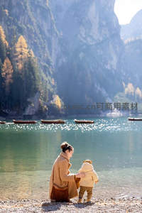 湖畔母子共赏秋日山色