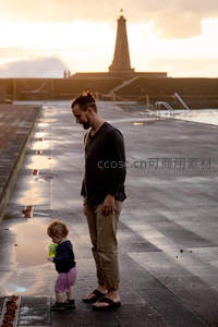 码头黄昏父女静享亲子时光