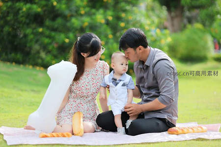 草坪野餐全家幸福时刻