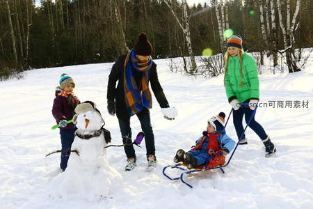 雪地全家堆雪人拉雪橇欢乐场景