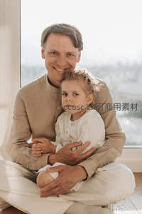 父亲怀抱女儿凝视镜头