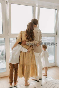 一家四口背对镜头望窗外