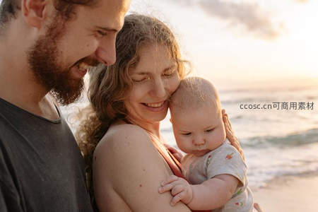 夕阳海滩全家依偎，海风轻拂幸福瞬间