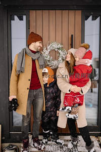 雪中全家门前温馨合影