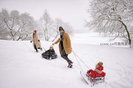 雪地拖雪橇亲子乐融融