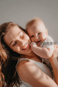 母亲怀抱婴儿微笑，温柔亲情满溢画面