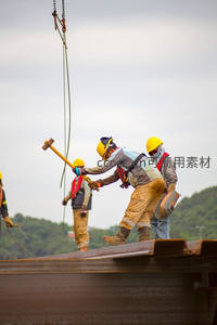 高空作业工人协作安装钢结构