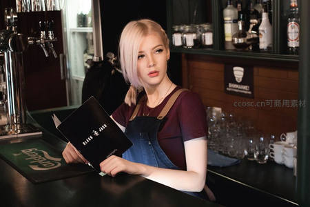 酒吧女调酒师手持菜单凝视前方